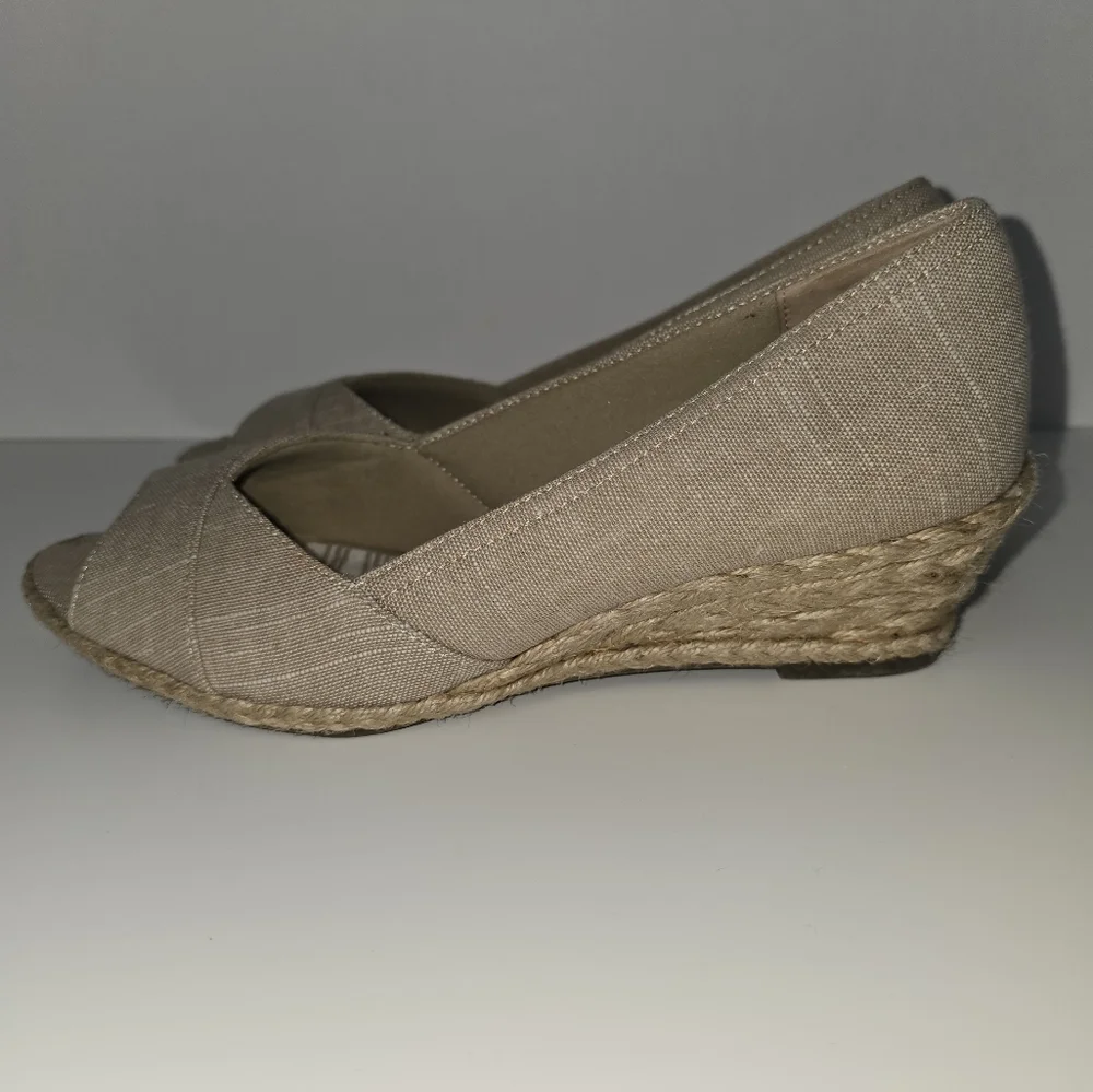 Coach Women's Tan Peep-Toe Flats, Size 6.5 - Picture 5 of 11